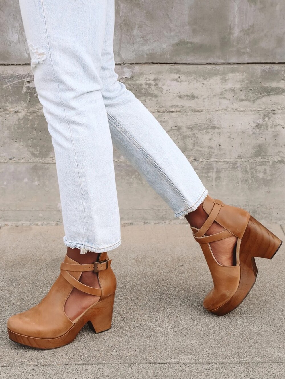 Free People Women's Cedar Tan Leather Wood Round Toe Ankle Strap Clogs 39